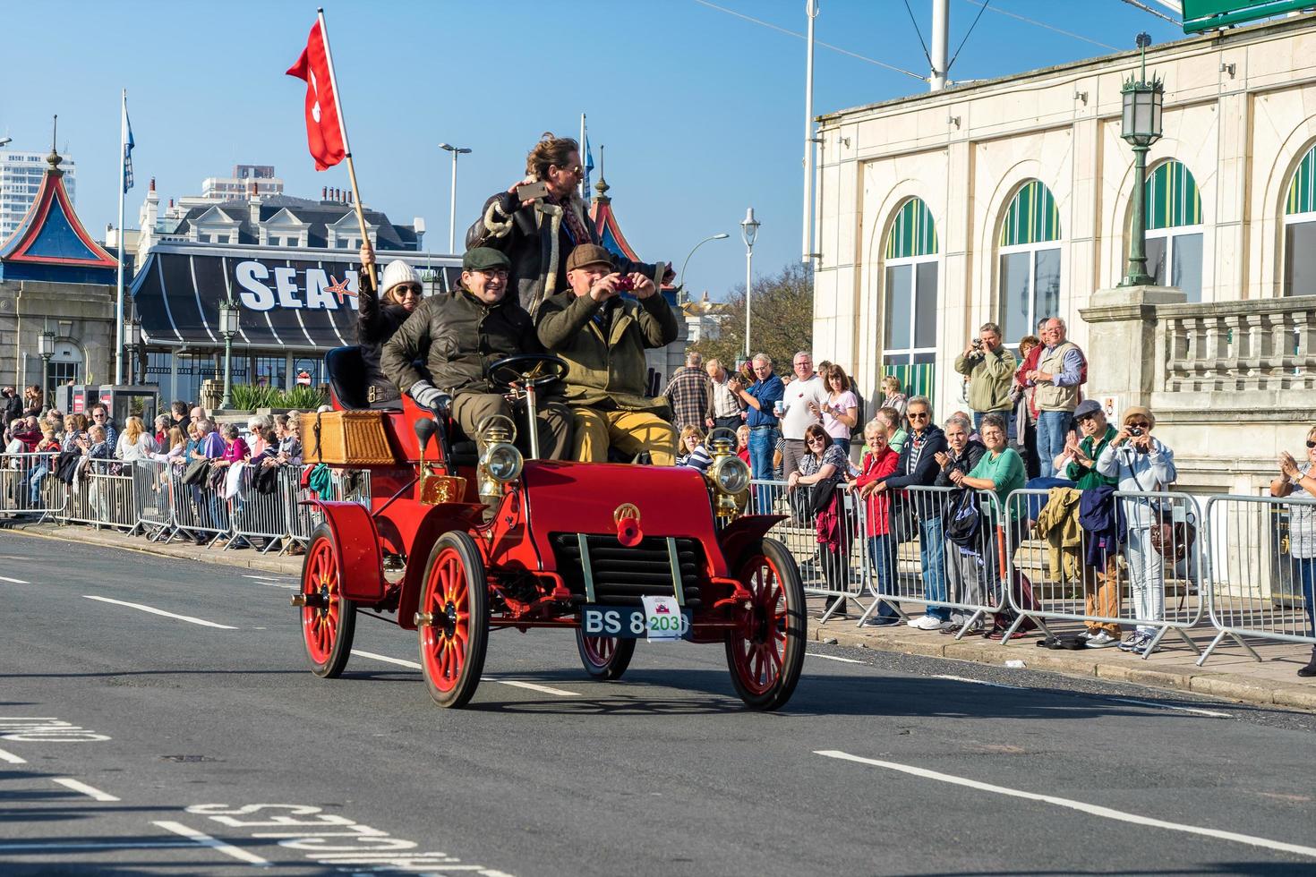 brighton, east sussex, Storbritannien, 2015. bil närmar sig mållinjen i london till brighton veteran car run foto