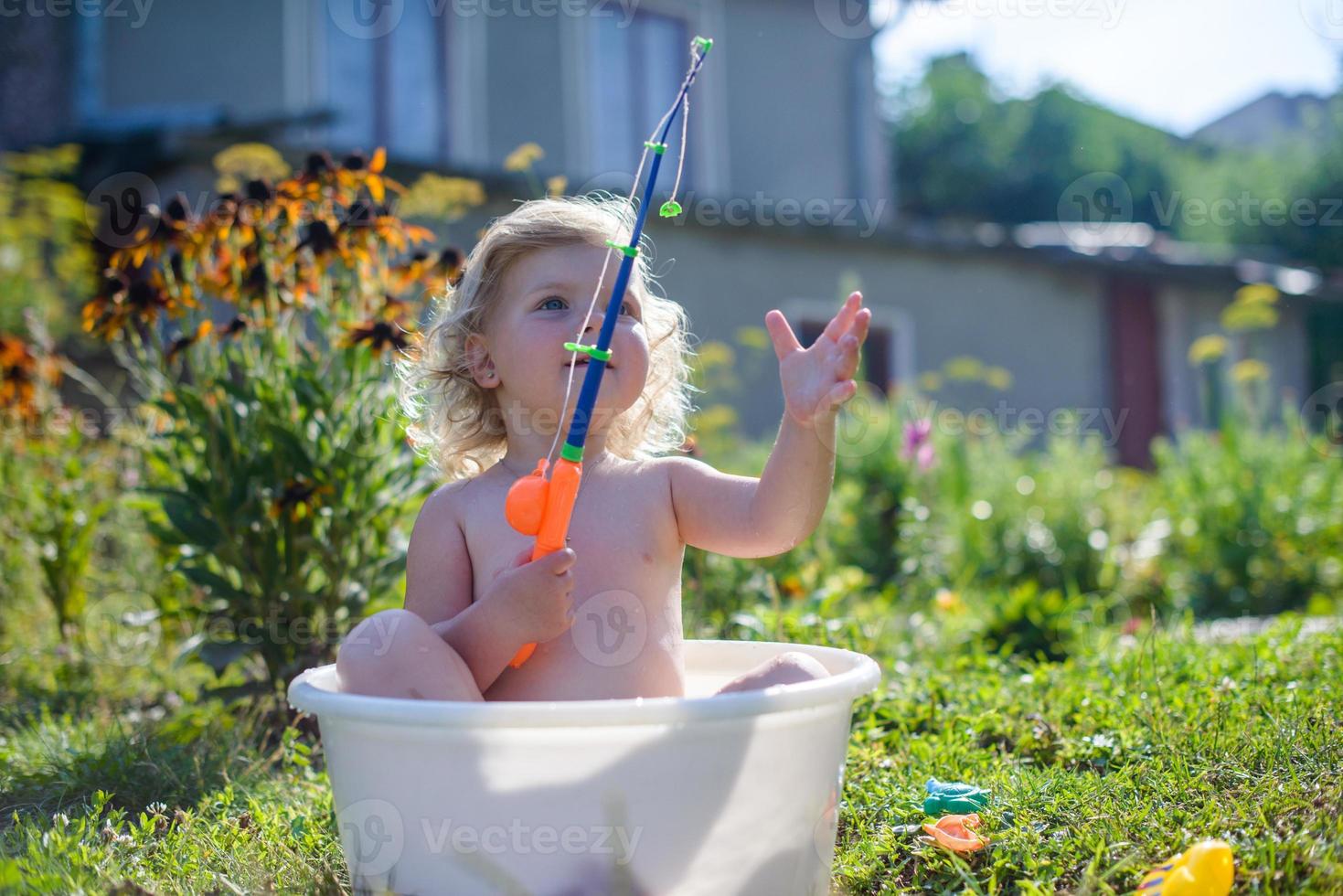 barn i poolen foto