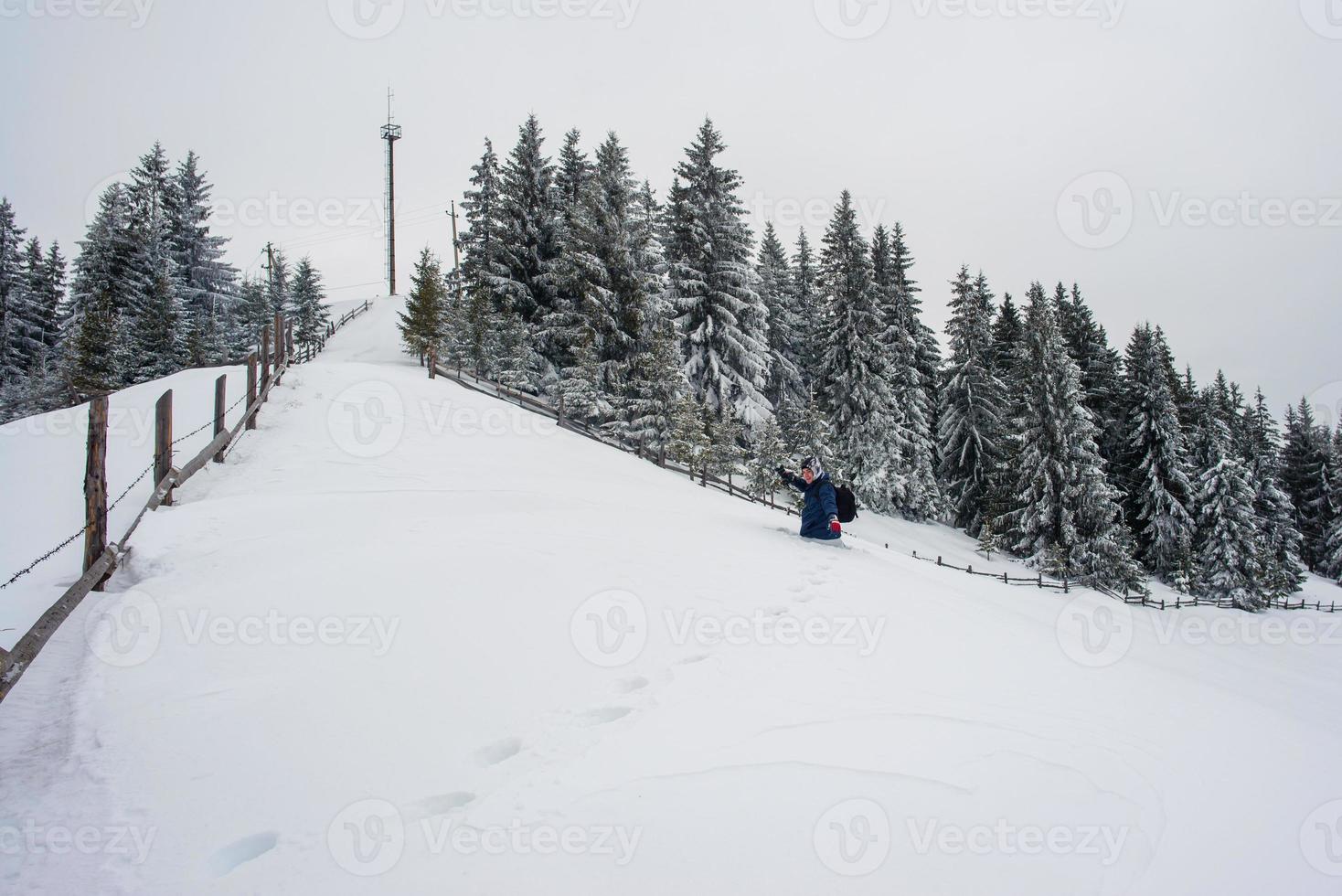 turist vinter i bergen foto