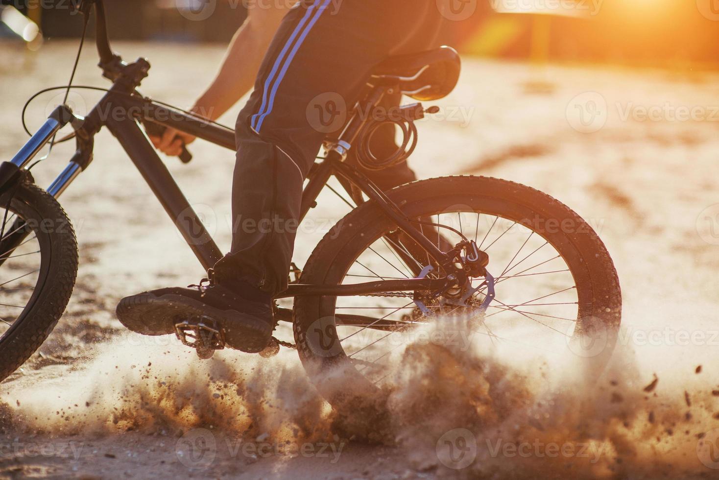 man på en cykel foto