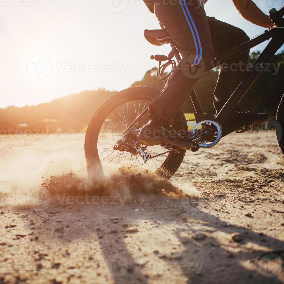 man på en cykel foto