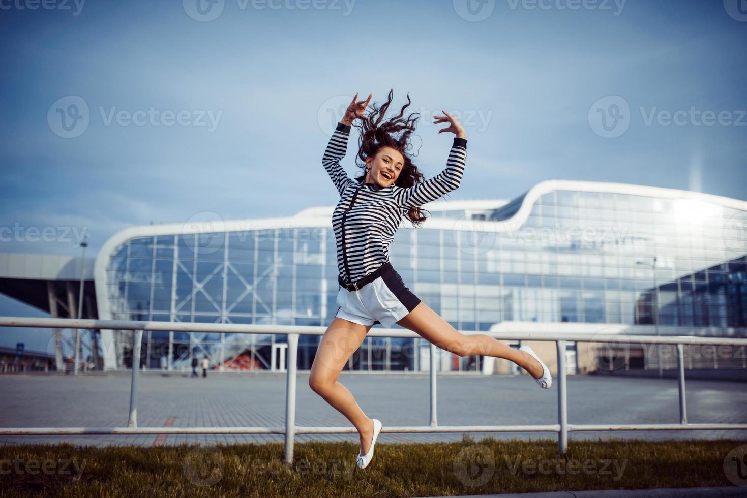 ung sorglös kvinna hoppar foto
