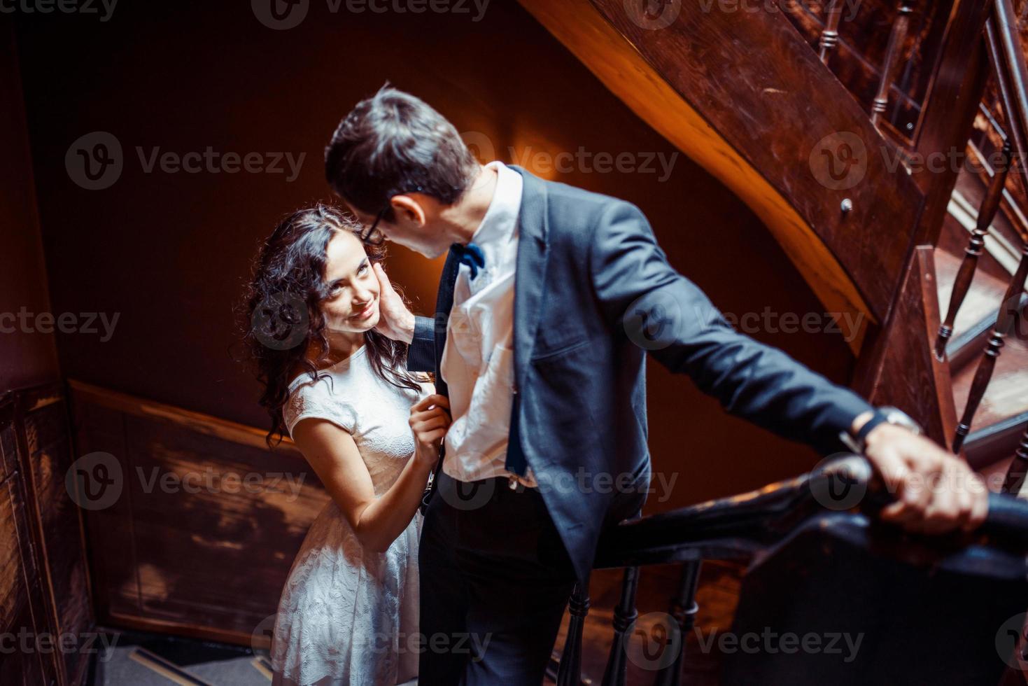 fashionabla unga par som står på trappan och kramar varandra foto
