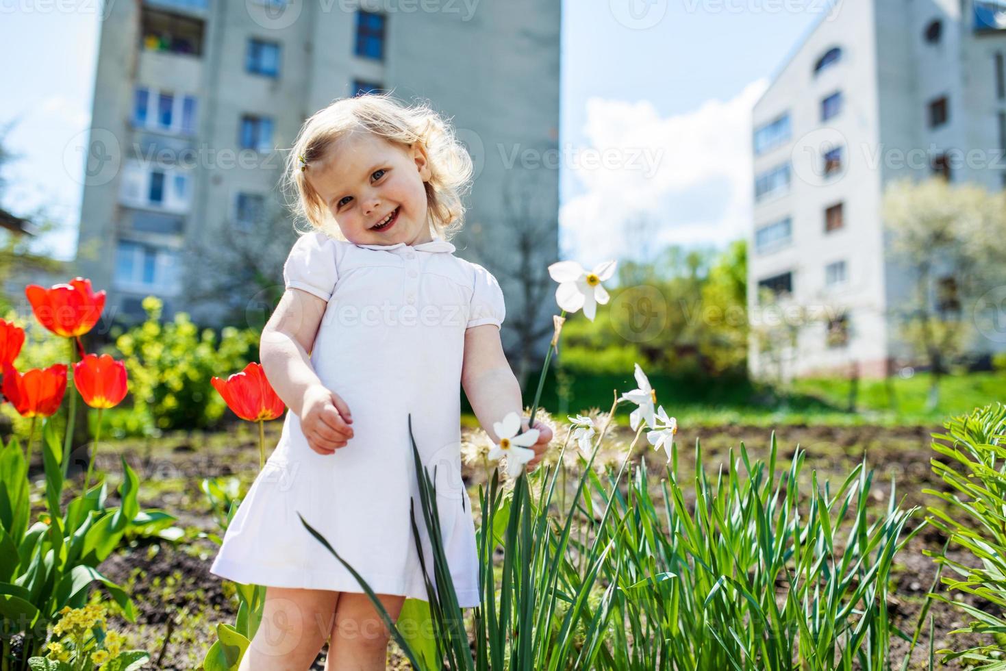 barn vid blomningen i trädgården foto