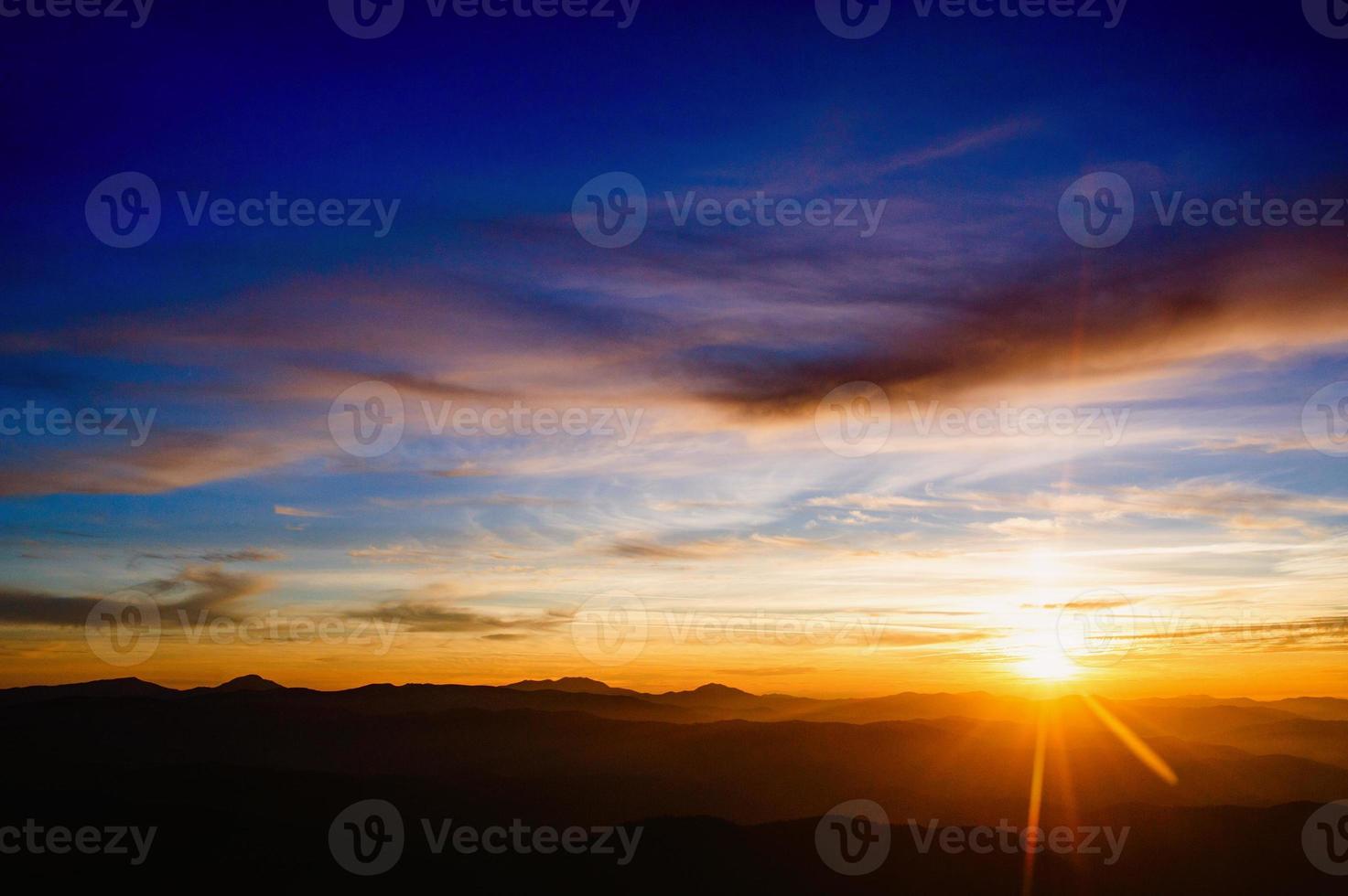 färgglad himmel med solbakgrund i bergen foto