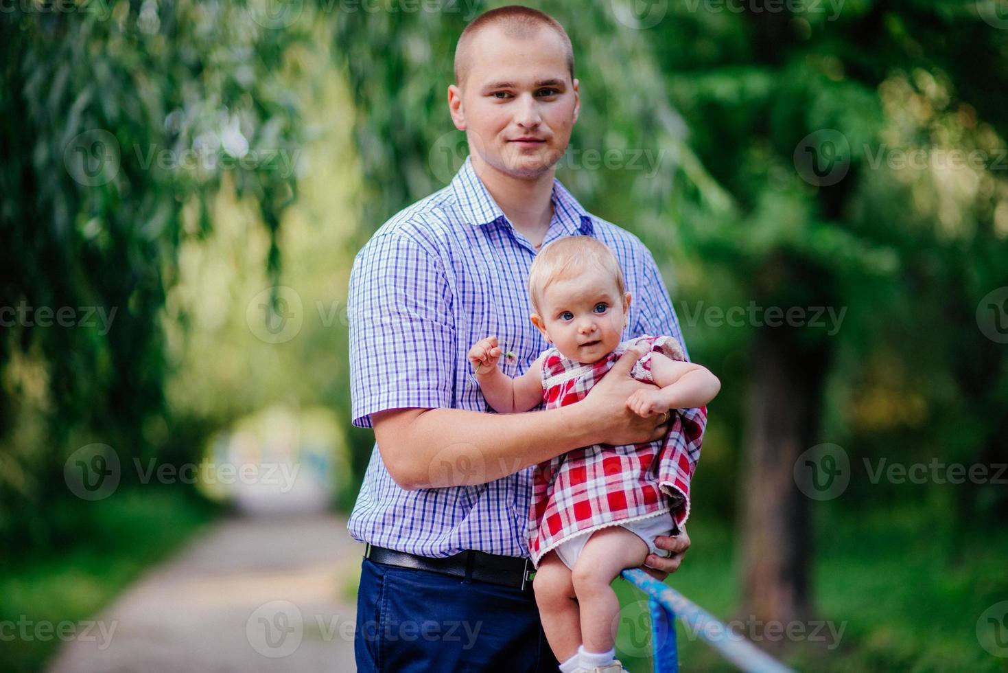 far och dotter. man och vacker liten flicka utomhus i parken foto