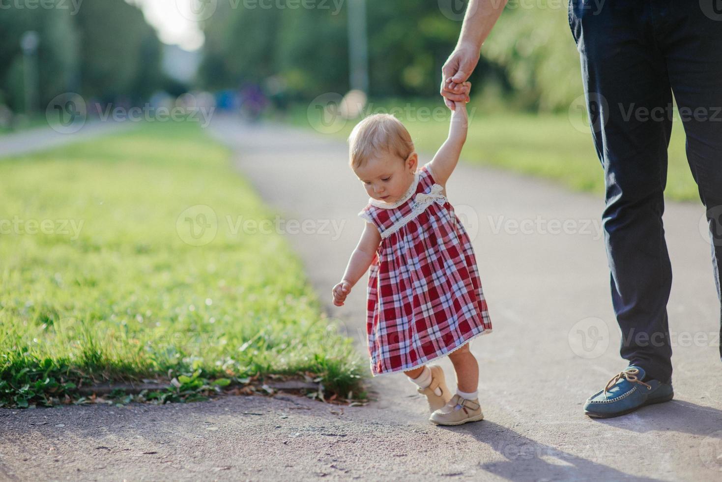 far och dotter. man och vacker liten flicka utomhus i parken foto