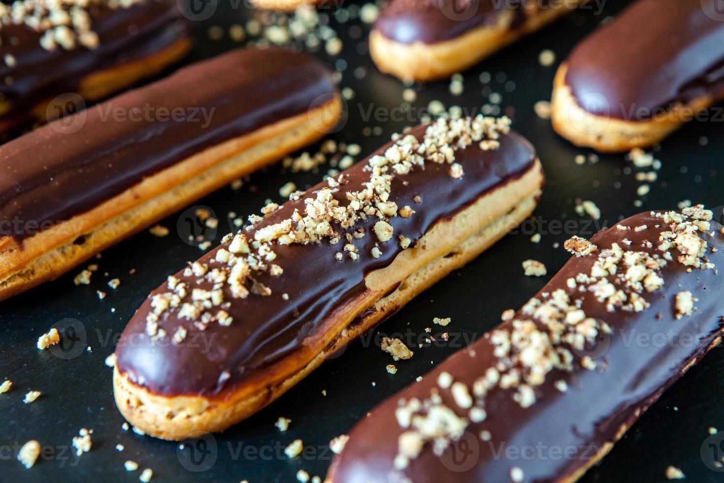 traditionella franska eclairs med choklad. välsmakande efterrätt. hemgjorda tårta eclairs. söt dessertbakelse fylld med grädde. chokladglasyr. foto