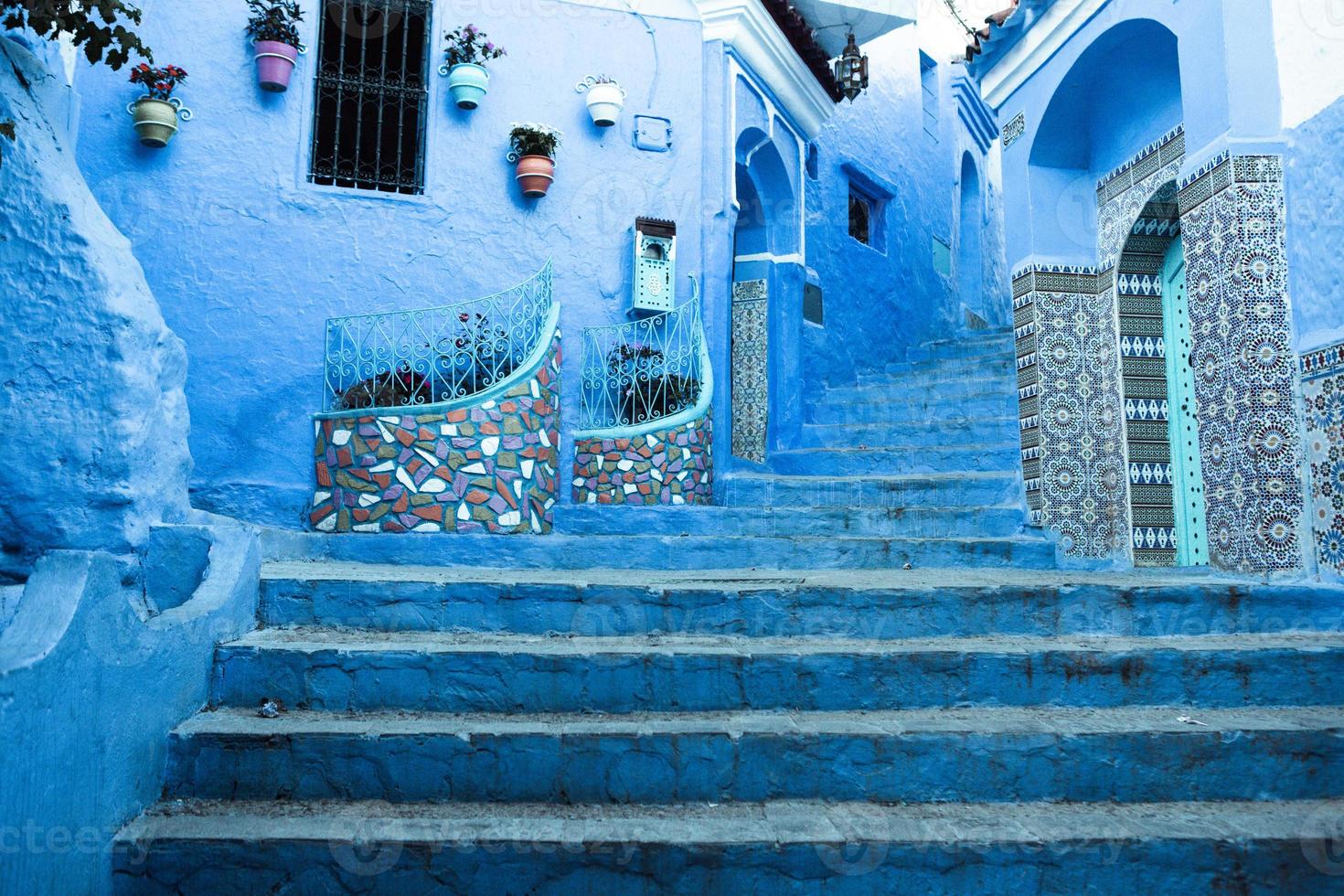 blå gata och hus i chefchaouen, Marocko. vacker färgad medeltida gata målad i mjuk blå färg. foto