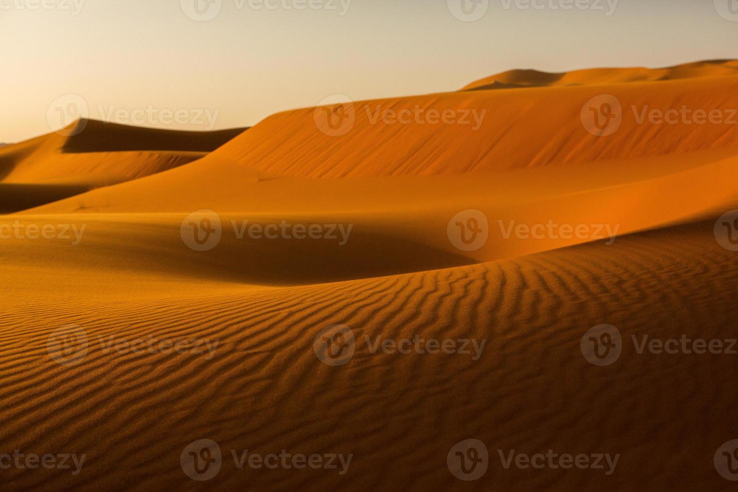 vackra sanddyner i saharaöknen i Marocko. landskap i afrika i öknen. foto