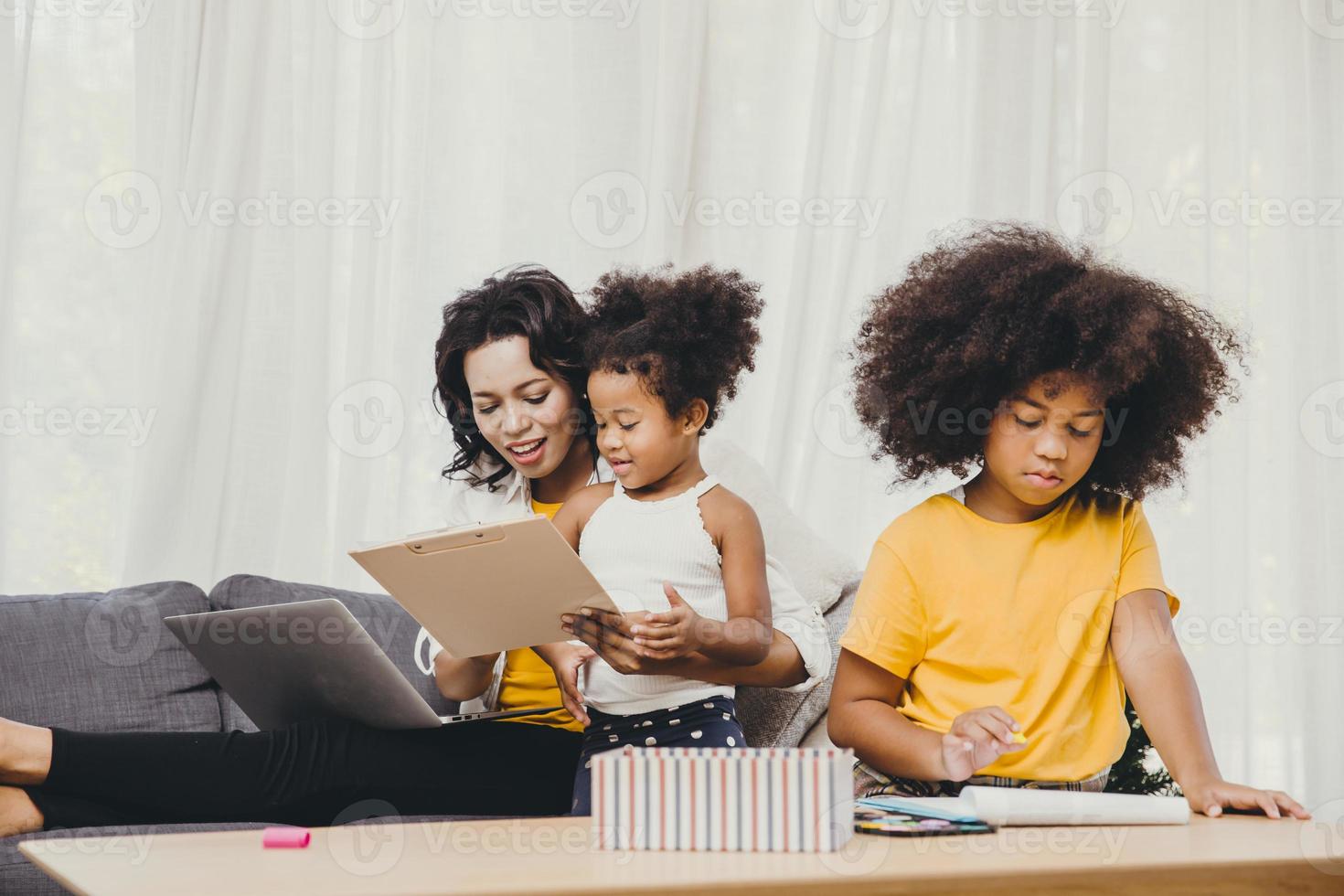 förälder jobbar hemma från internet dator bärbar dator effekt av covid-19 virus pandemi sjukdom frisk mamma lycklig att bo och leka med sina barn foto