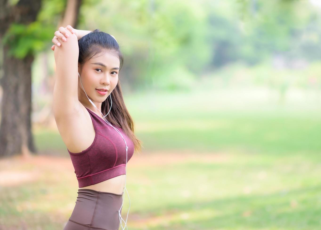 vackra asiatiska kvinnor tränar i parken varje morgon, det är en livsstil för avkoppling och god hälsa för kroppen foto