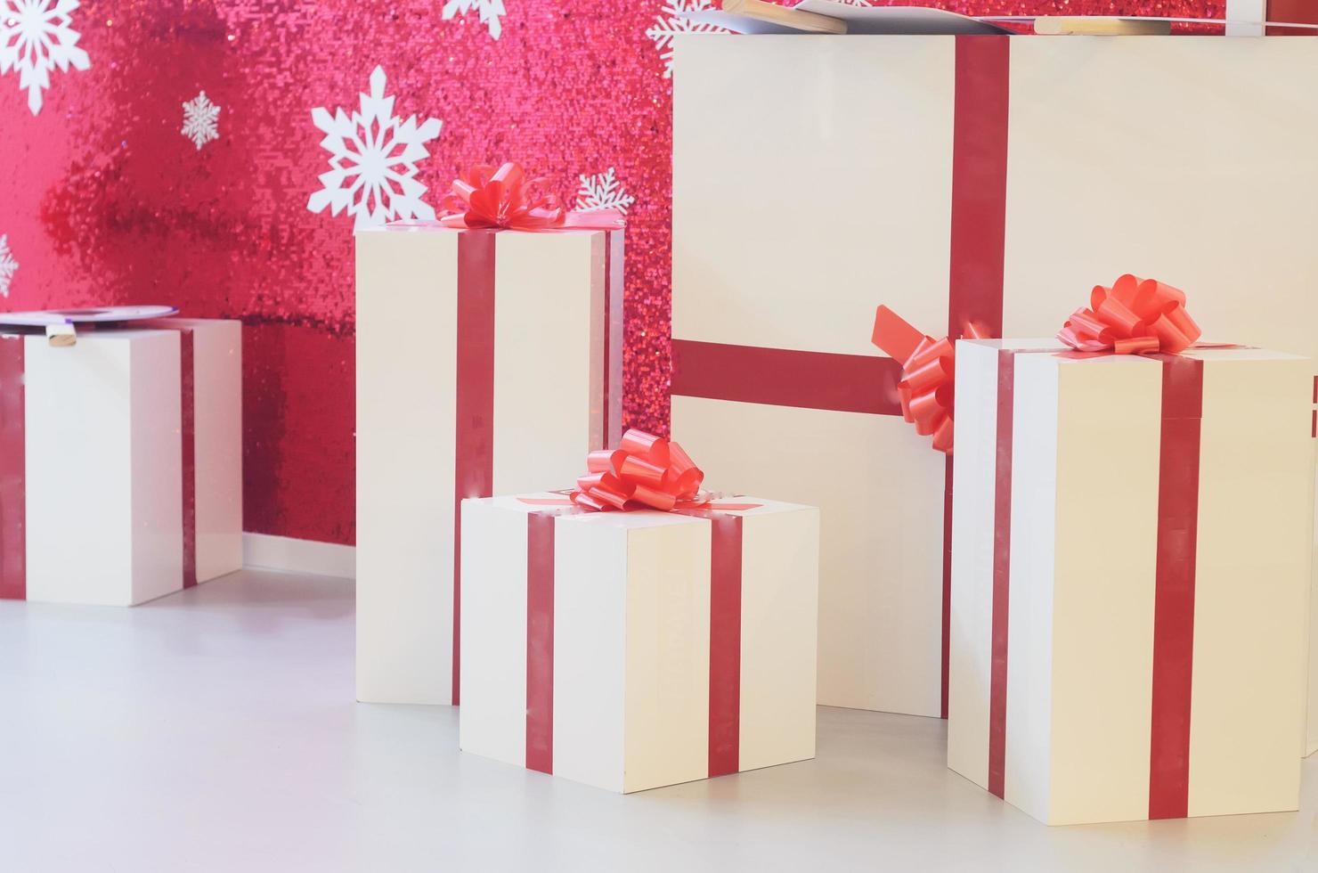 jullådor på en crimson dekorerad bakgrund. presenter för holiday.christmas och nyår koncept. foto