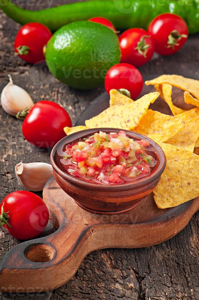 mexikanska nacho chips och salsa dopp i skålen foto