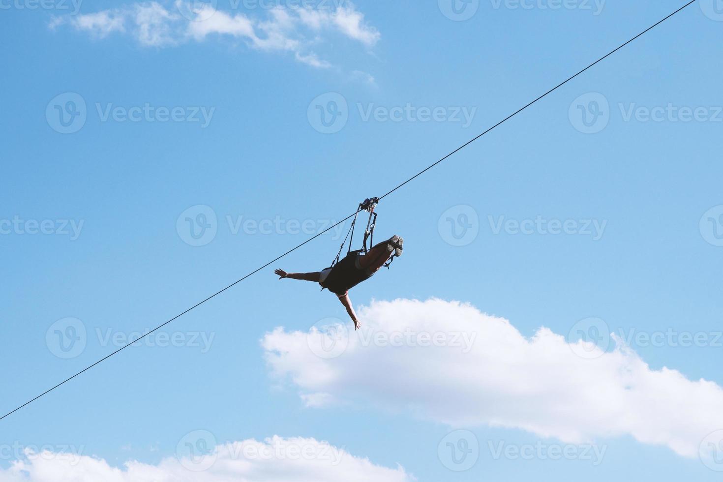 oigenkännlig person ziplining med zipline foto