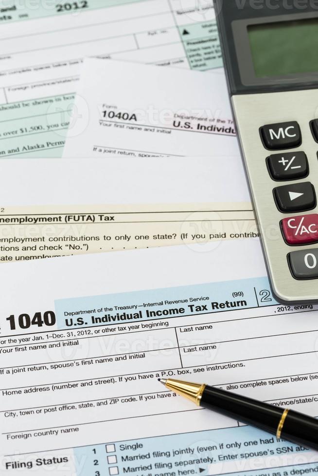 skatteformulär med penna och miniräknare beskattning koncept foto