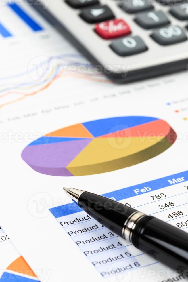 marknadsföringsrapport diagram och grafanalys med penna och miniräknare foto