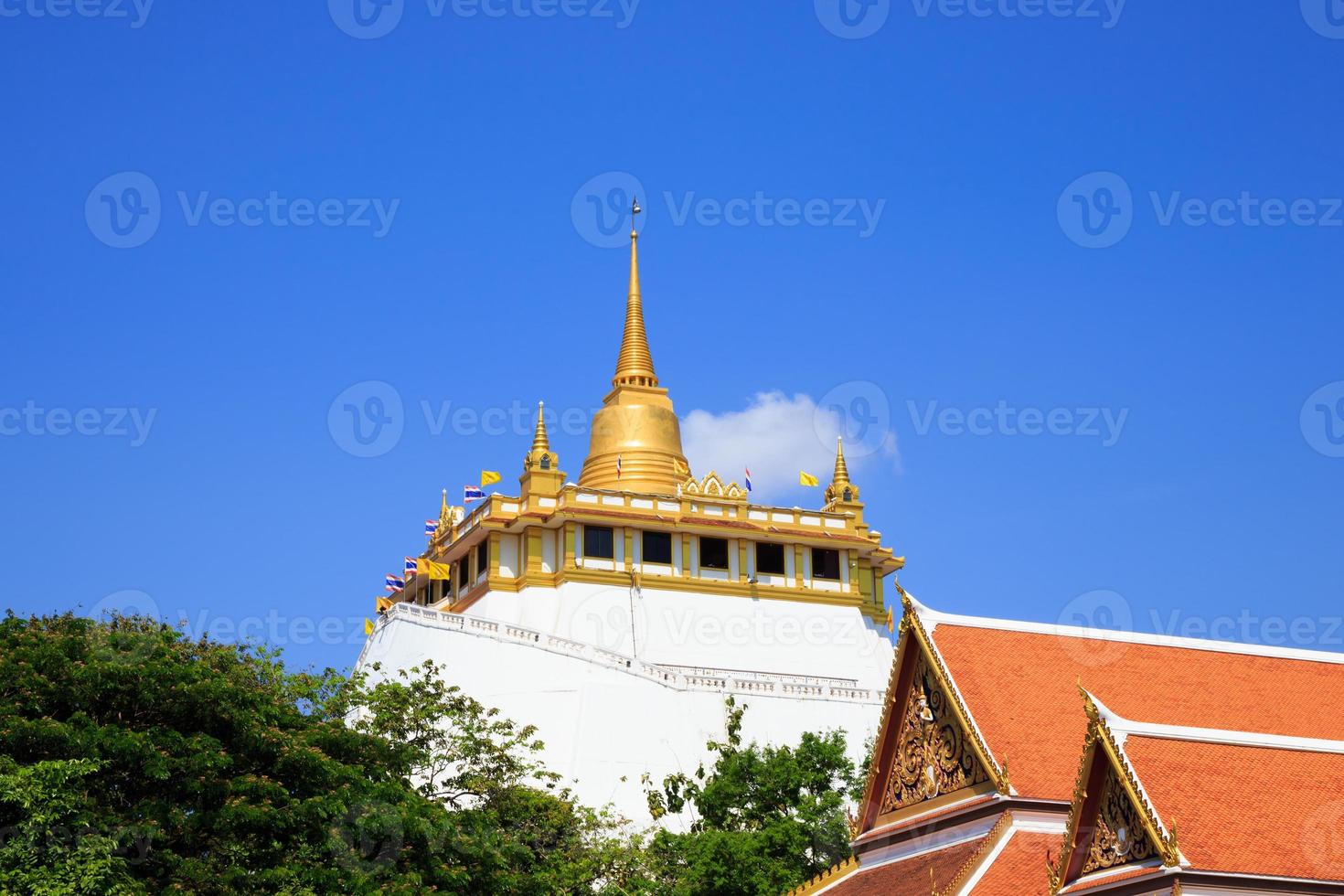 gyllene berg, en gammal pagod vid wat saket-templet i bangkok, thailand foto