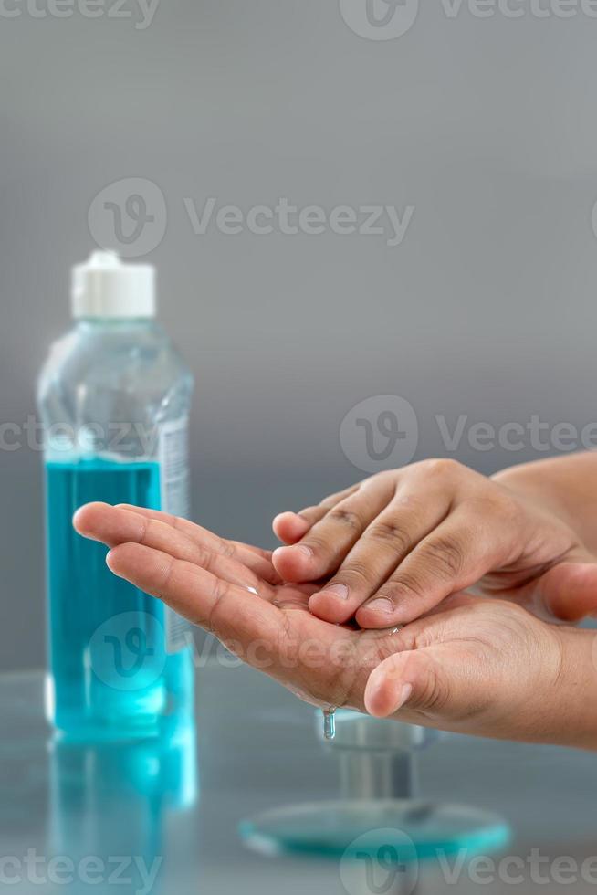 kvinna som använder alkohol rub. coronavirus handdesinfektionsgel för rena händer hygien förebyggande av spridning av coronavirus. foto