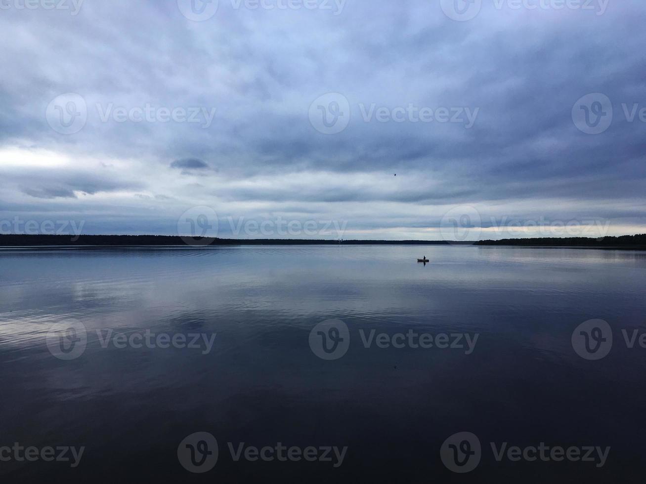 vattenlandskap med en fiskare. damm foto