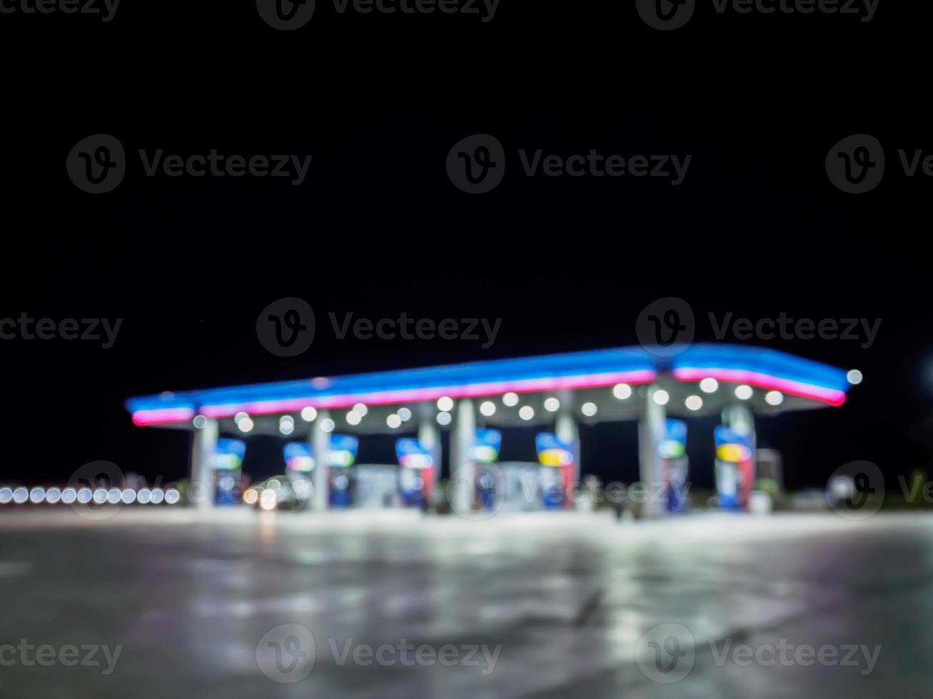 blur bensinstation på natten foto