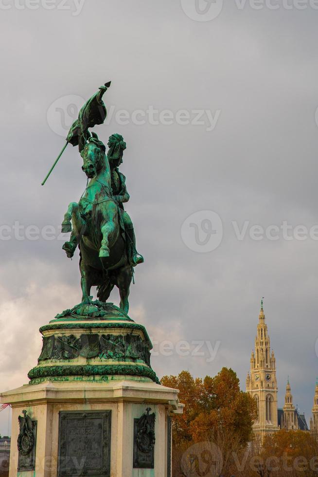 ryttarstaty av ärkehertig charles minnesmärke och stadshus på en molnig dag i Wien, Österrike foto