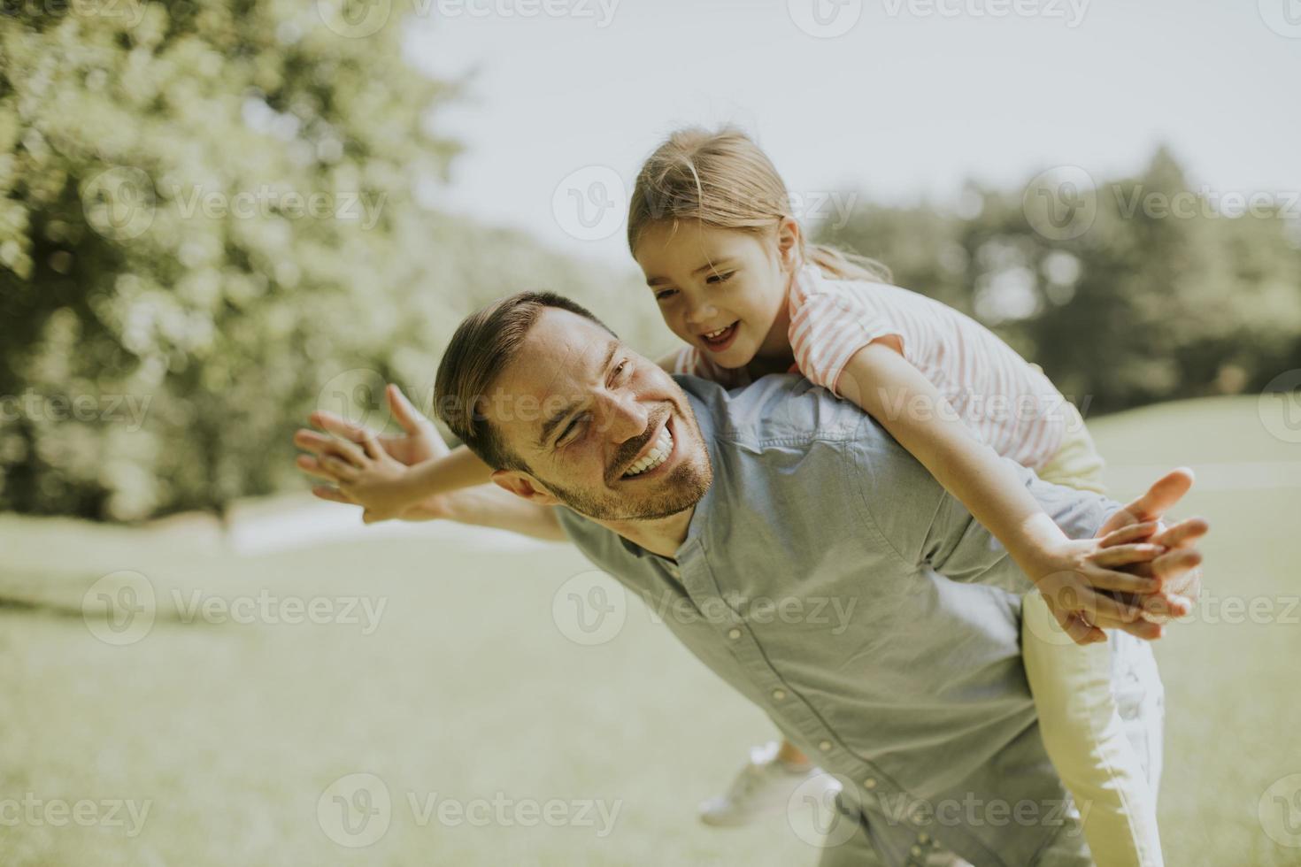 far med dotter ha kul i parken foto