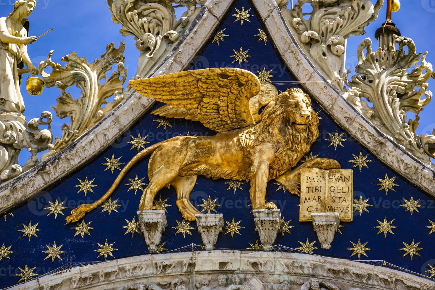 lejon av st mark, symbol för det kejserliga Venedig på basilikan san marco i Italien foto