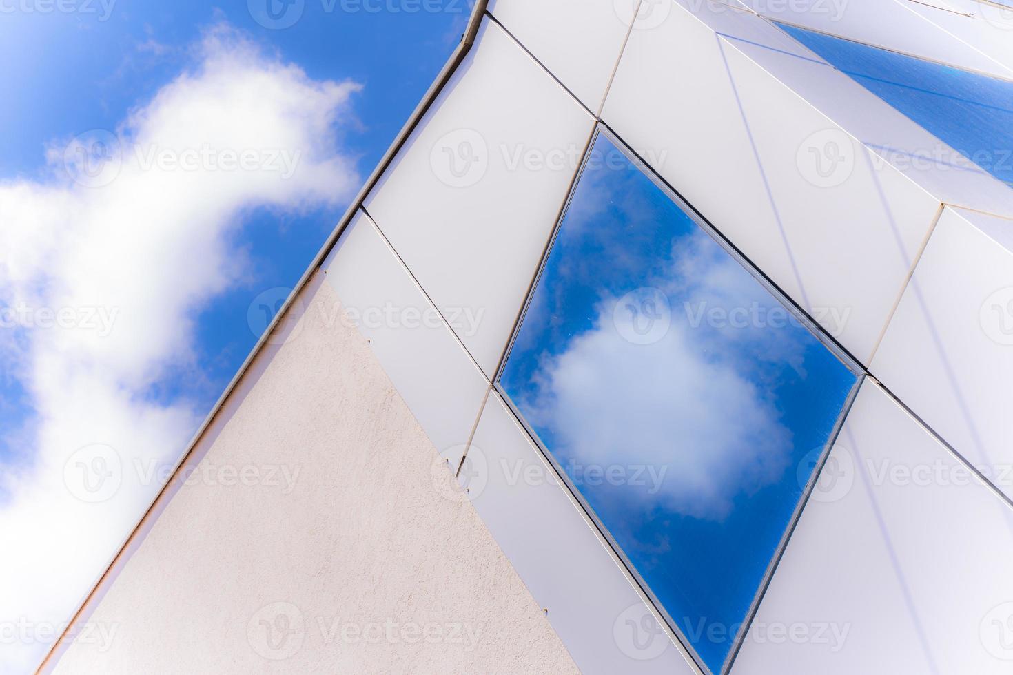 himmel reflektion oin fönstret i modern byggnad foto