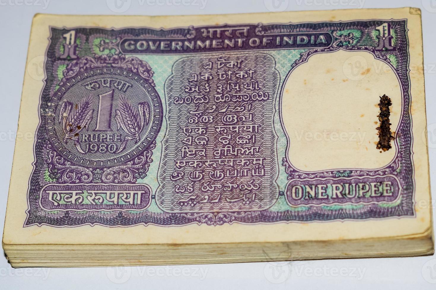 gamla en rupier sedlar kombinerade på bordet, Indien pengar på det roterande bordet. gamla indiska valutasedlar på ett roterande bord, indisk valuta på bordet foto