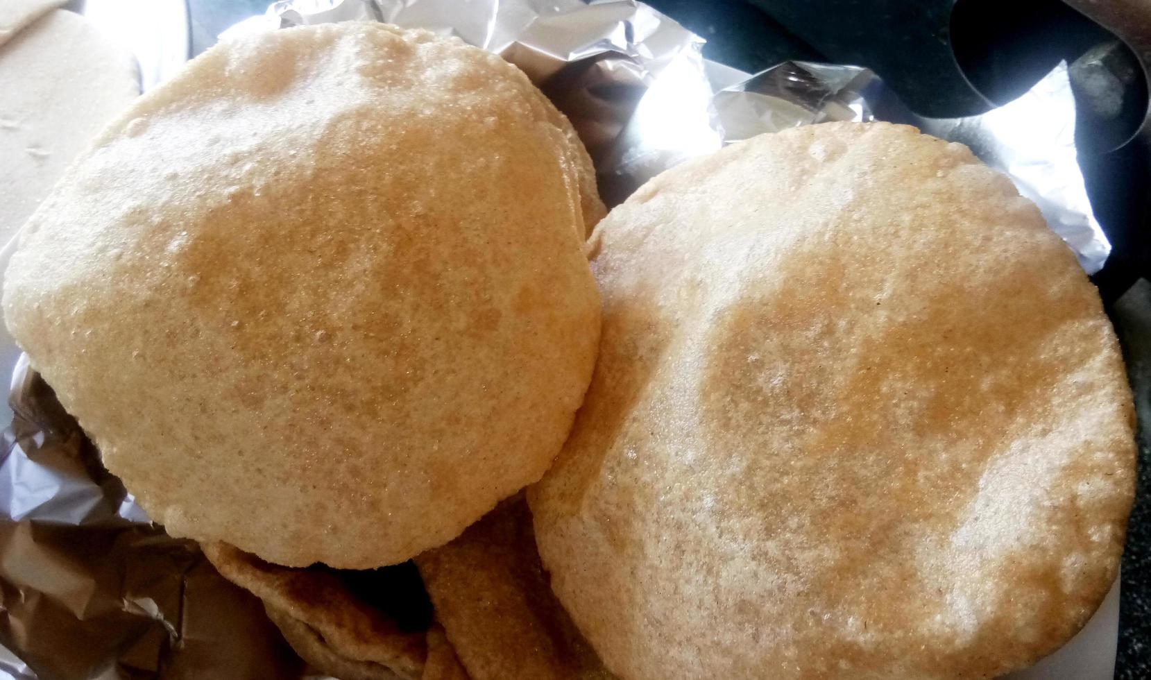 indisk gujarati mat puri eller poori. hemlagad indisk potatis poori eller puri foto