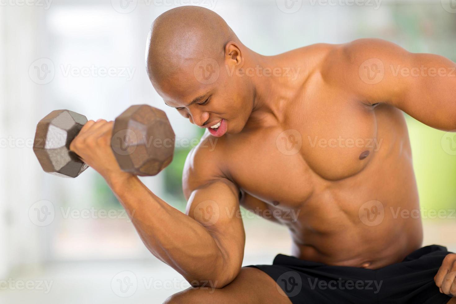 afroamerikansk muskulös kroppsbyggare foto