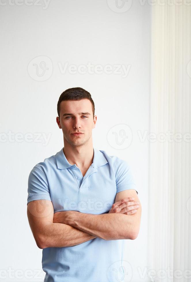ung affärsman som står på ett kontor foto