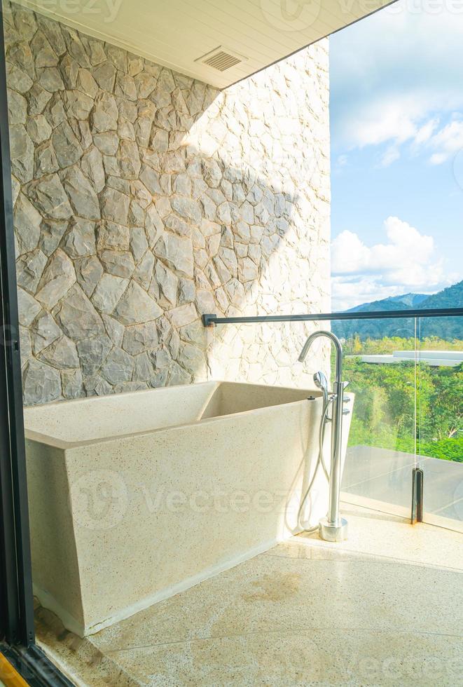 badkar på balkongen med bergskullbakgrund foto