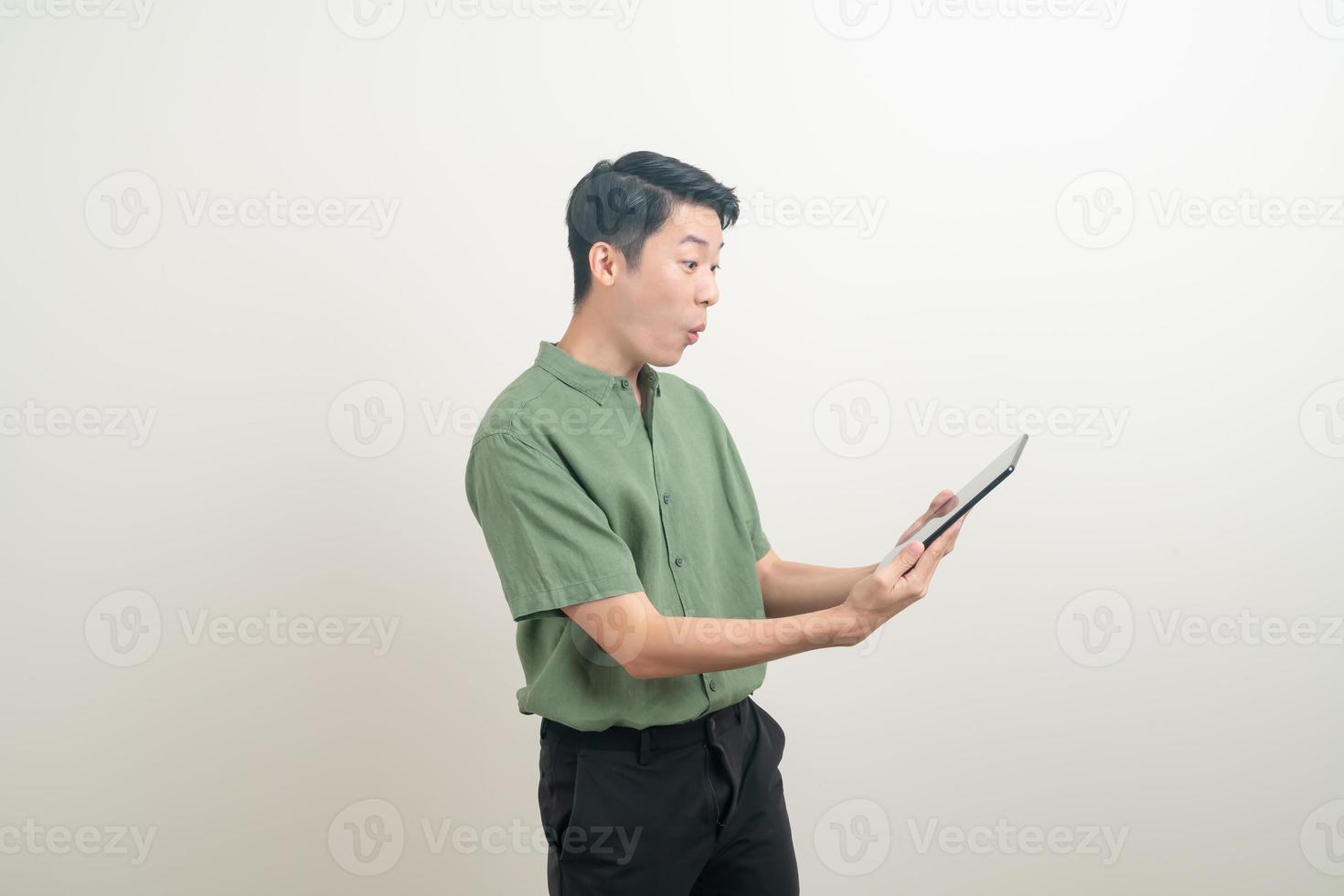 ung asiatisk man använder tablett foto