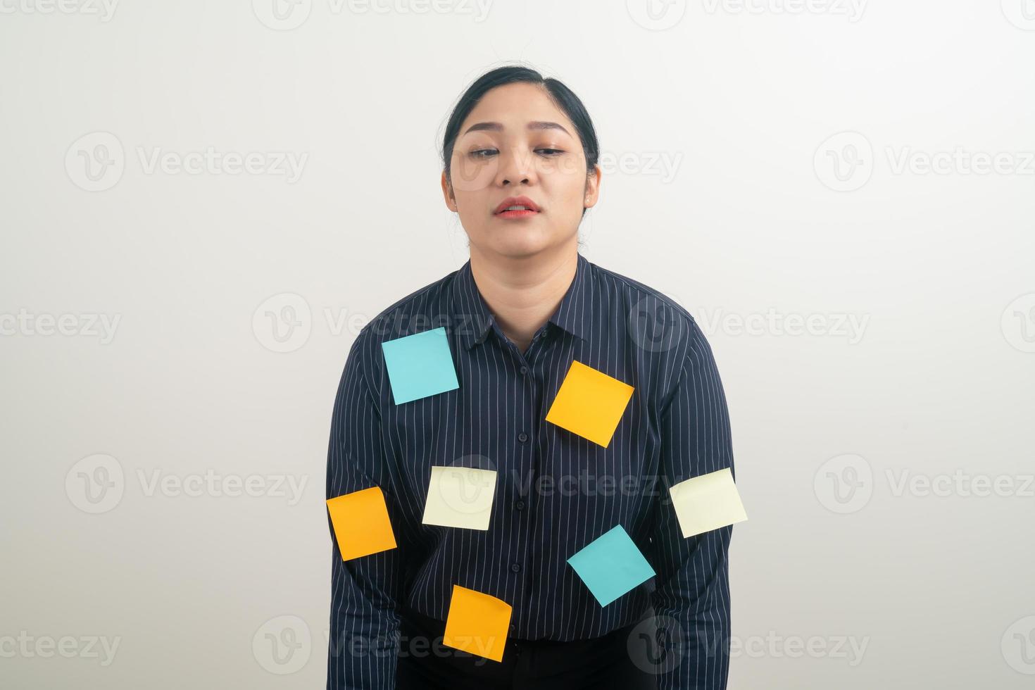 asiatisk affärskvinna stress från hårt arbete foto