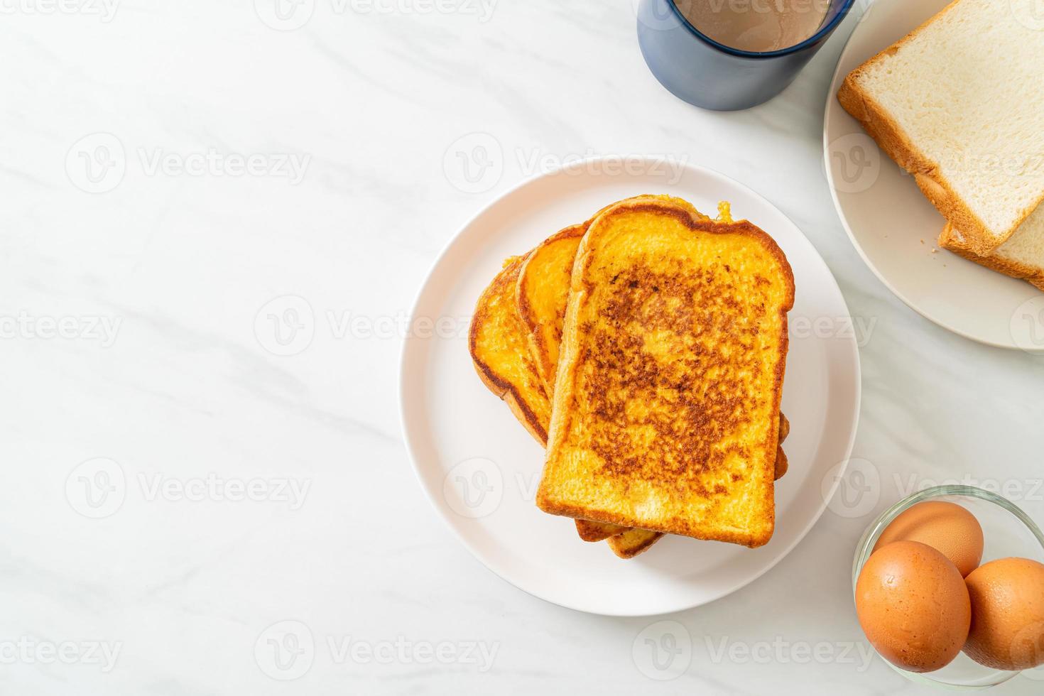 fransk toast på vit tallrik foto