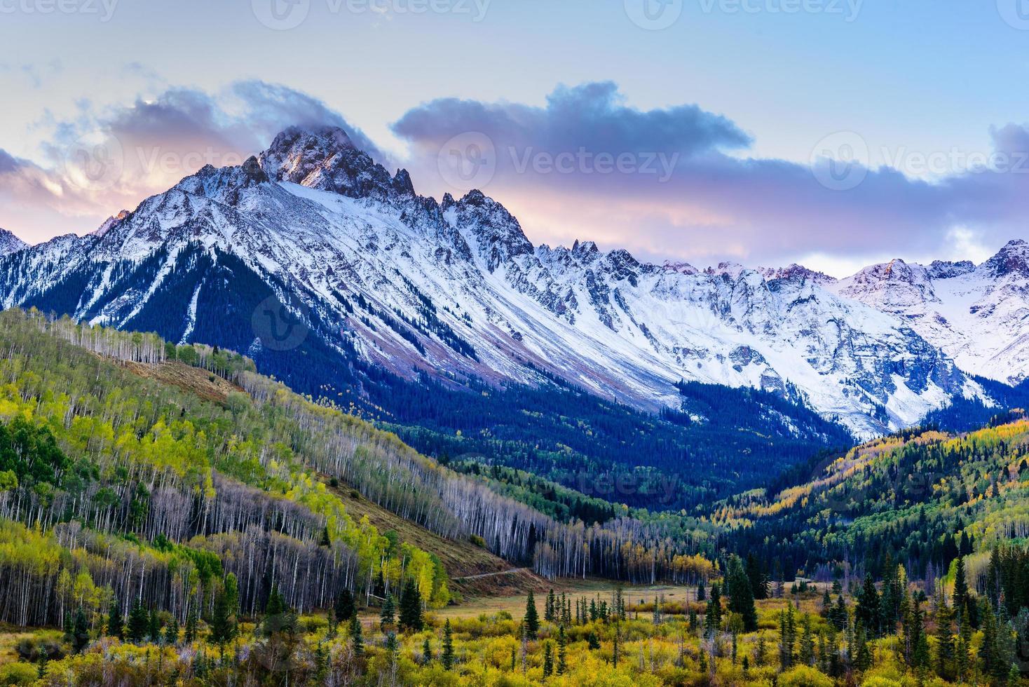 vackra och färgglada Colorado steniga berg höstlandskap. mt. sneffels i san juan bergen vid soluppgången foto