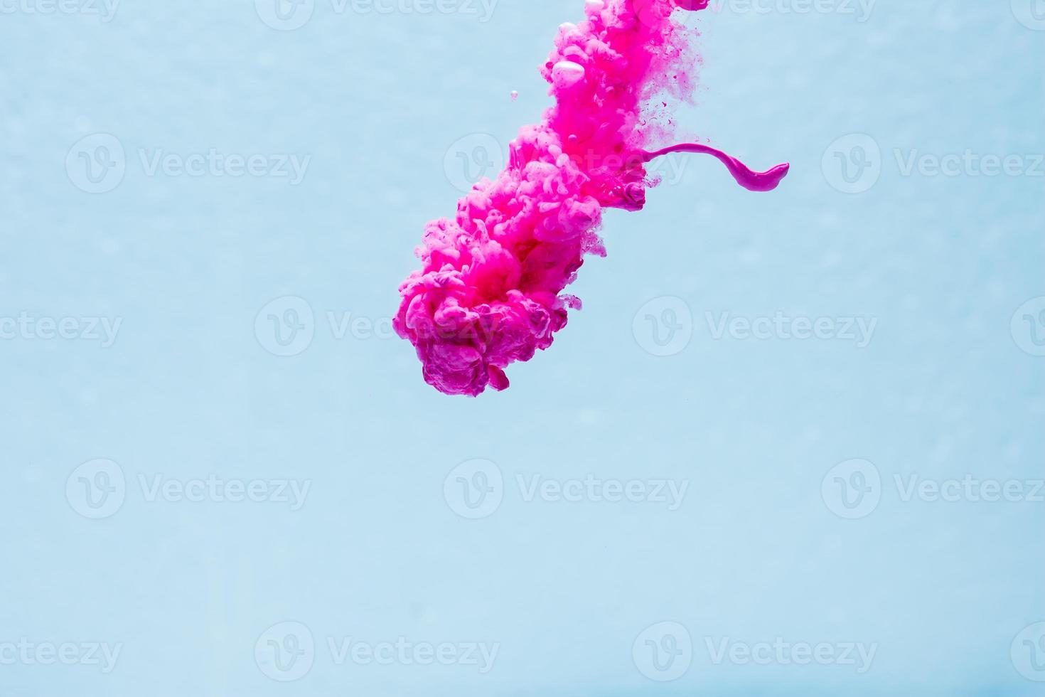färg bläck droppe i vatten. abstrakt bakgrund foto