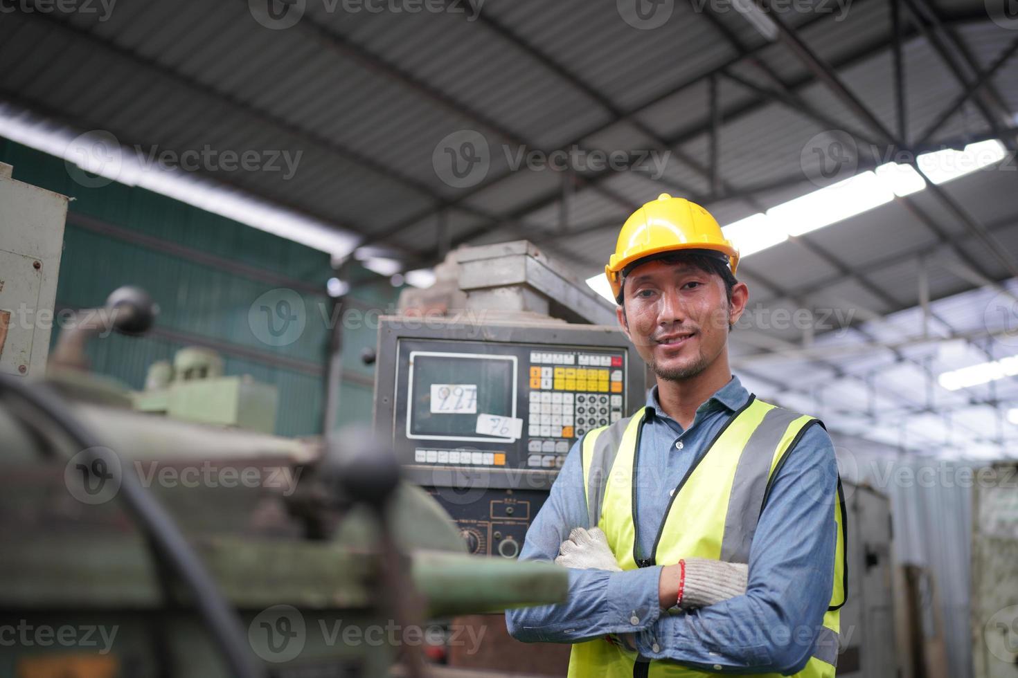 underhållsingenjörer arbetar framför den automatiska reparationen av cnc-maskiner på en checklista för underhåll vid produktionslinjen. foto