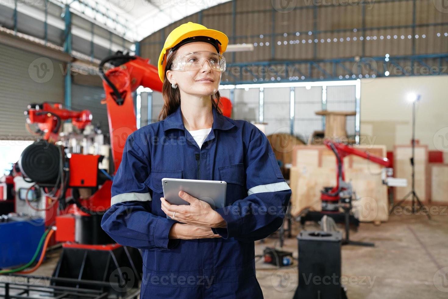 kvinnlig egenmakt, arbetande kvinnlig industriarbetare eller ingenjörskvinna som arbetar i en industriell tillverkningsfabrik. foto