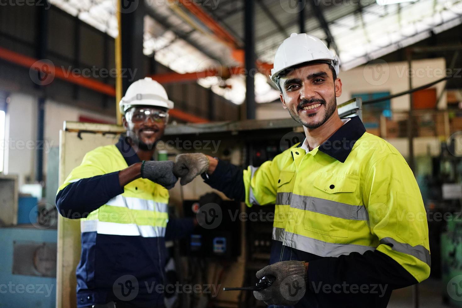 professionella män ingenjör arbetare färdigheter kvalitet, underhåll, utbildning industri fabriksarbetare, lager verkstad för fabriksoperatörer, maskinteknik team produktion. foto