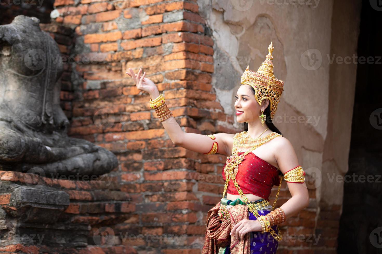 asien kvinna som bär traditionell thailändsk klänning, dräkten av nationalklänningen i det antika thailand. foto