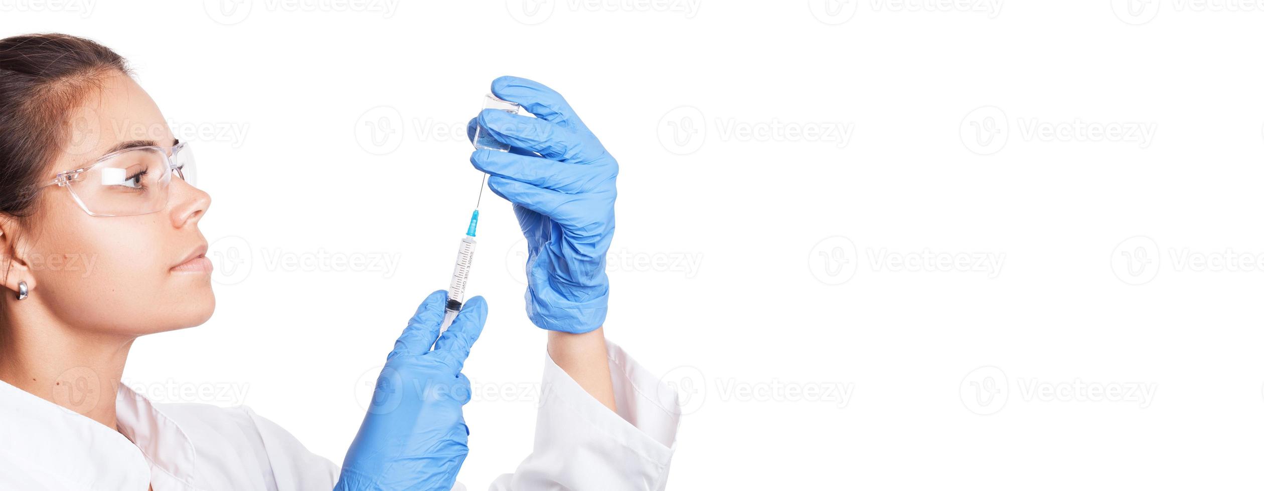 läkare som håller en spruta med vaccin mot coronavirus. foto