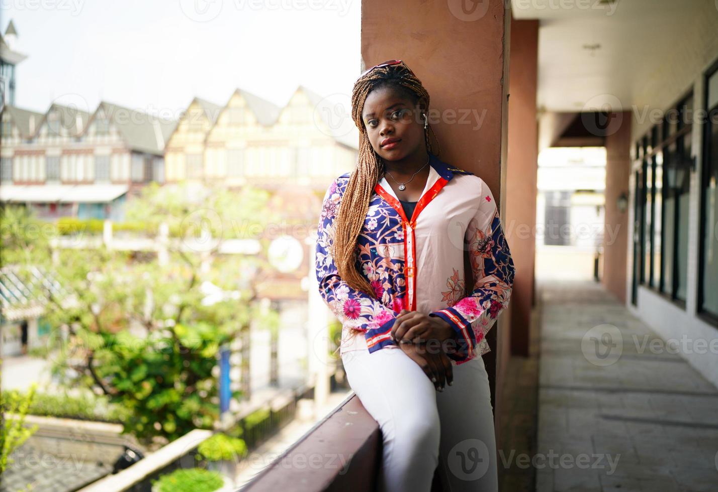 porträtt av unga svart hud flickor med afro frisyr utomhus poserar. foto