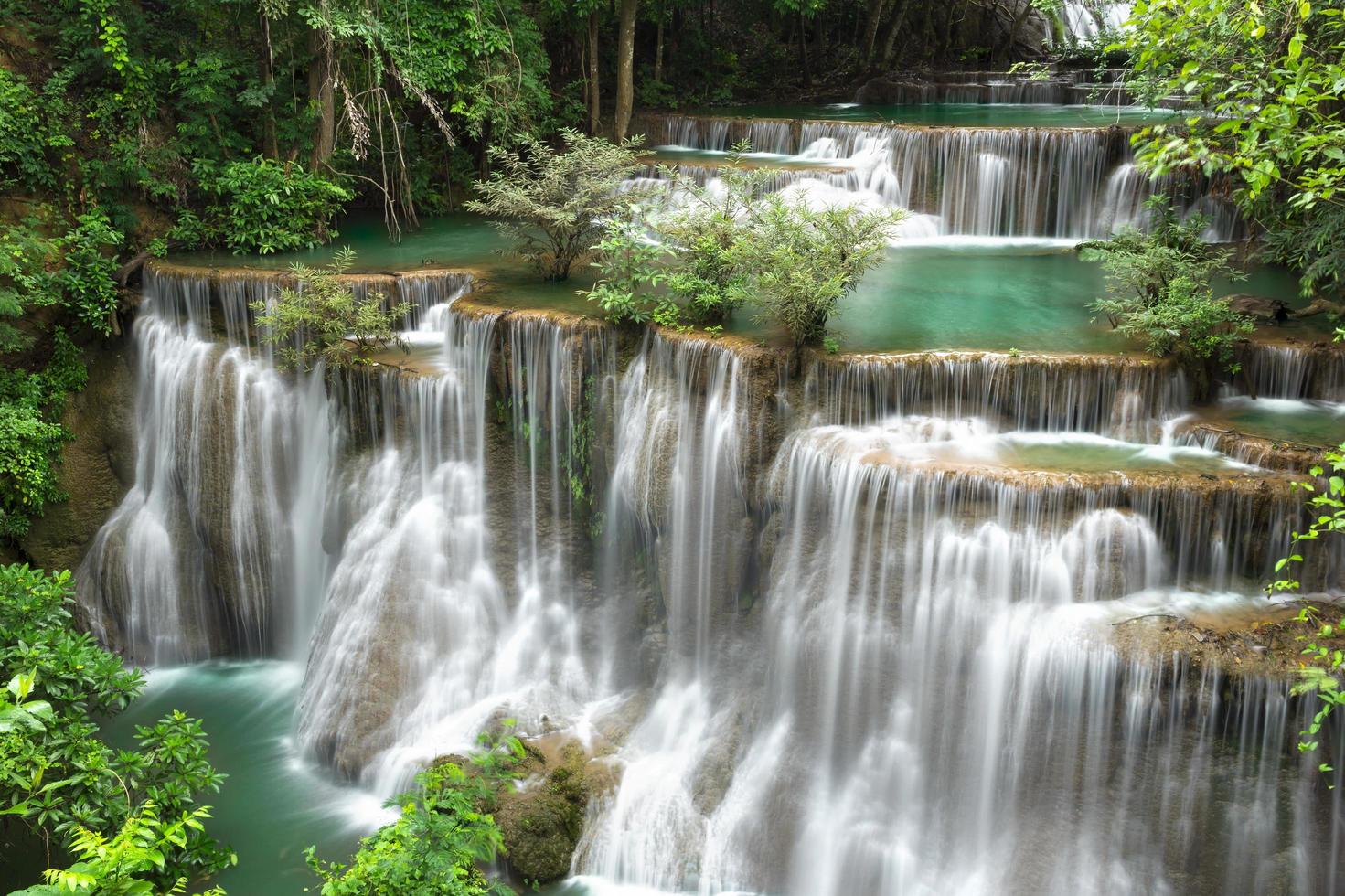 huay mae khamin vattenfall i djup skog vid srinakarin nationalpark, kanchanaburi, ett vackert strömvatten berömt regnskogsvattenfall i thailand foto