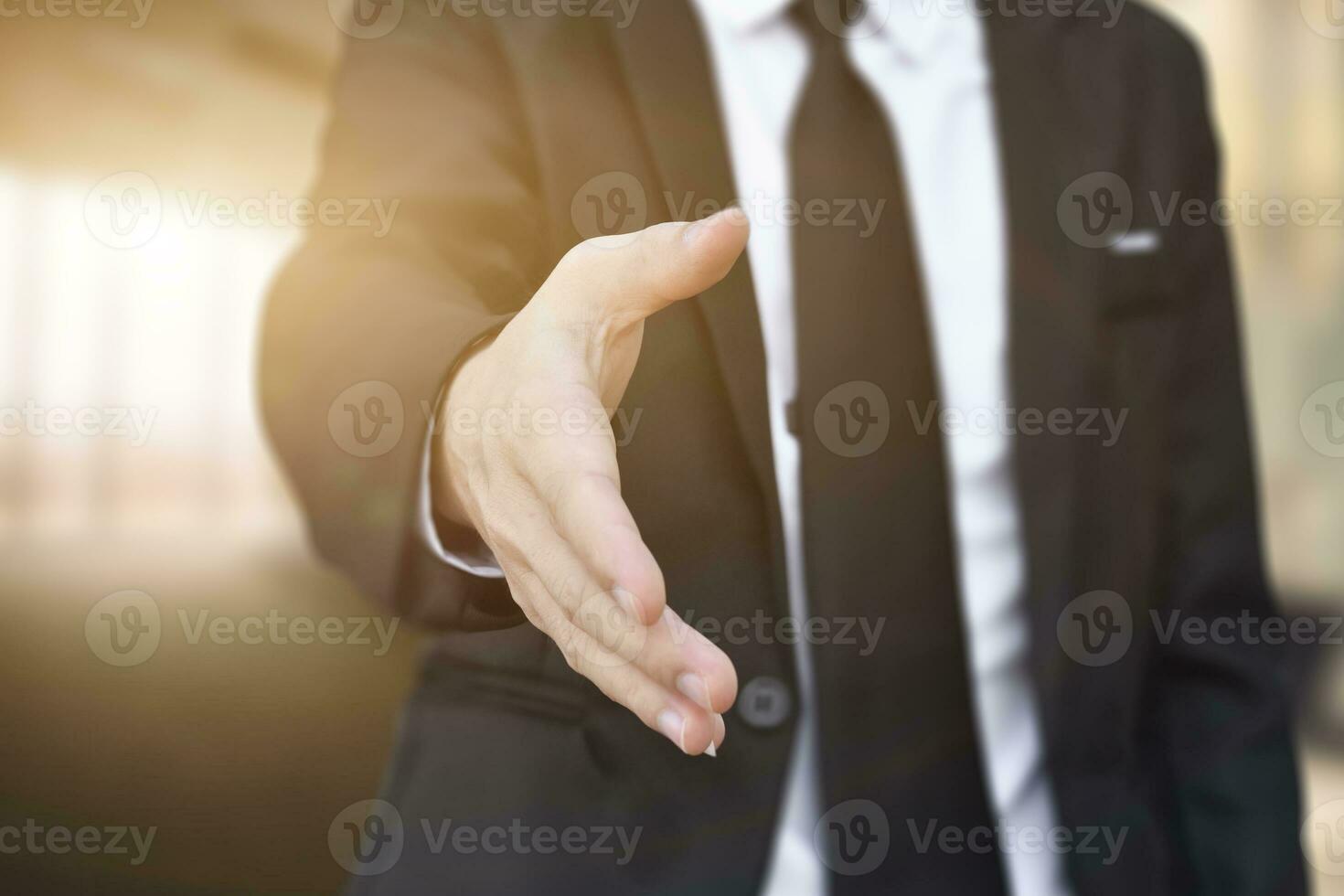 affärsman erbjuder sin hand för handslag på kontoret. begreppet välkommen för samarbete, introduktion. selektiv fokusering. foto