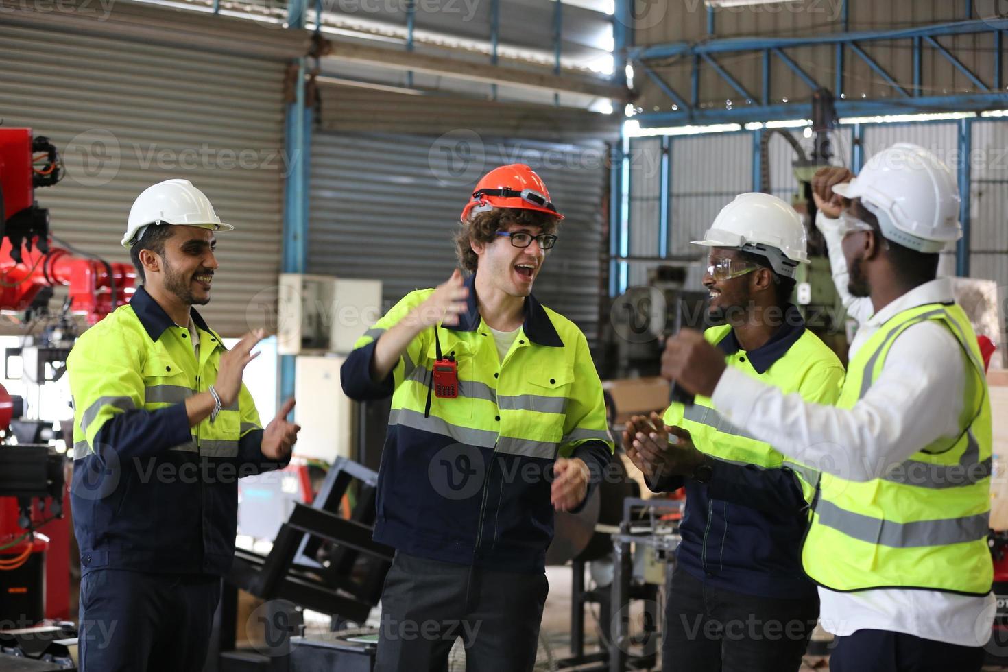 professionella män ingenjör arbetare färdigheter kvalitet, underhåll, utbildning industri fabriksarbetare, lager verkstad för fabriksoperatörer, maskinteknik team produktion. foto