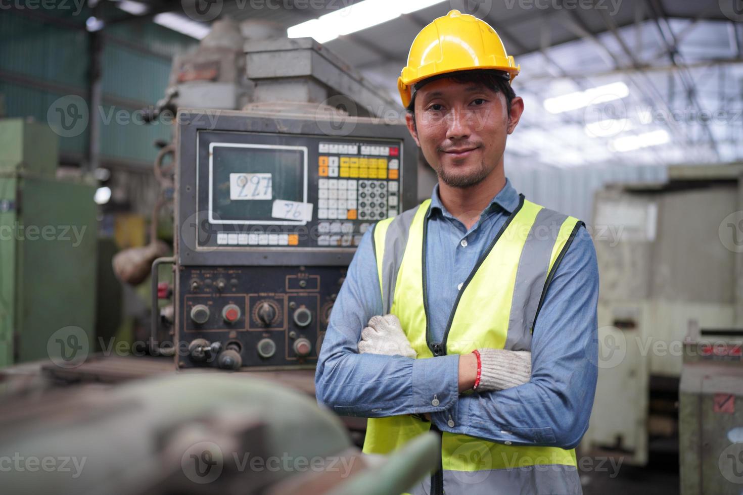 underhållsingenjörer arbetar framför den automatiska reparationen av cnc-maskiner på en checklista för underhåll vid produktionslinjen. foto