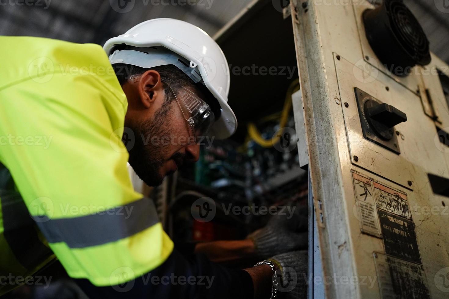 professionella män ingenjör arbetare färdigheter kvalitet, underhåll, utbildning industri fabriksarbetare, lager verkstad för fabriksoperatörer, maskinteknik team produktion. foto